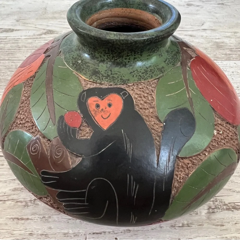 San Juan de Oriente Nicaraguan Pottery Vase, Flowers Hummingbird Carved Etched